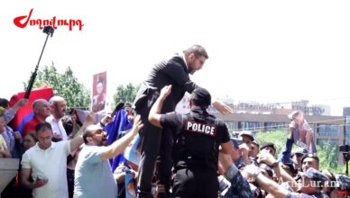 Полиция повалила Армана Бабаджаняна на землю