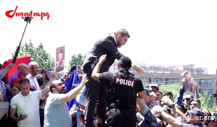 Полиция повалила Армана Бабаджаняна на землю