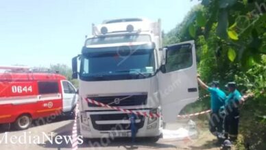 При замене колеса грузовика автомобиль упал на водителя.