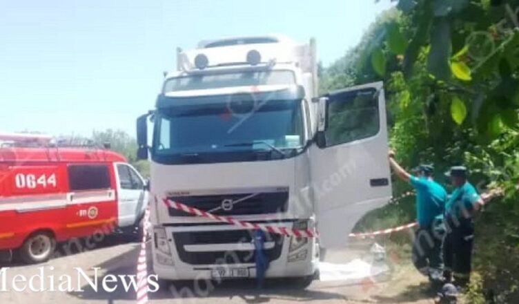 При замене колеса грузовика автомобиль упал на водителя.