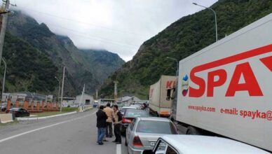 Российский блокпост возвращает армянские автомобили.