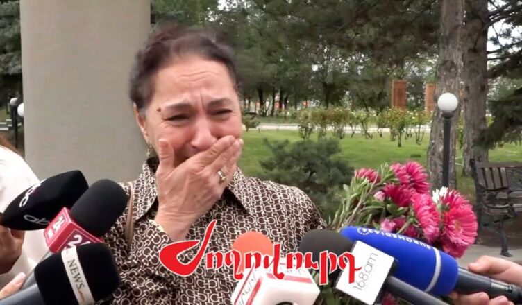 Женщина рассказывает: