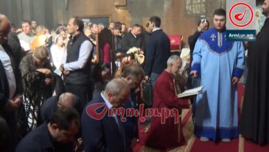 Как Пашинян молился на коленях
