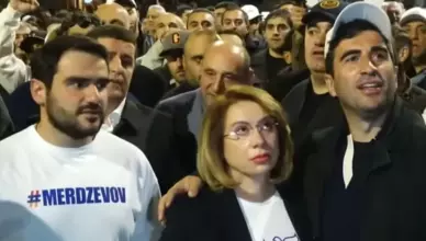 Жена Самвела Карапетяна плачет