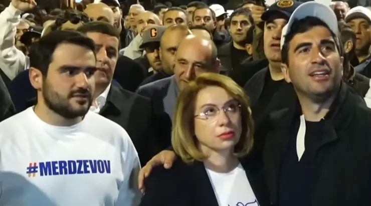 Жена Самвела Карапетяна плачет