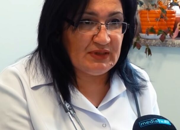 Объясняет врач