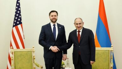 Джеймс Де Вэнс и Пашинян делают заявления.